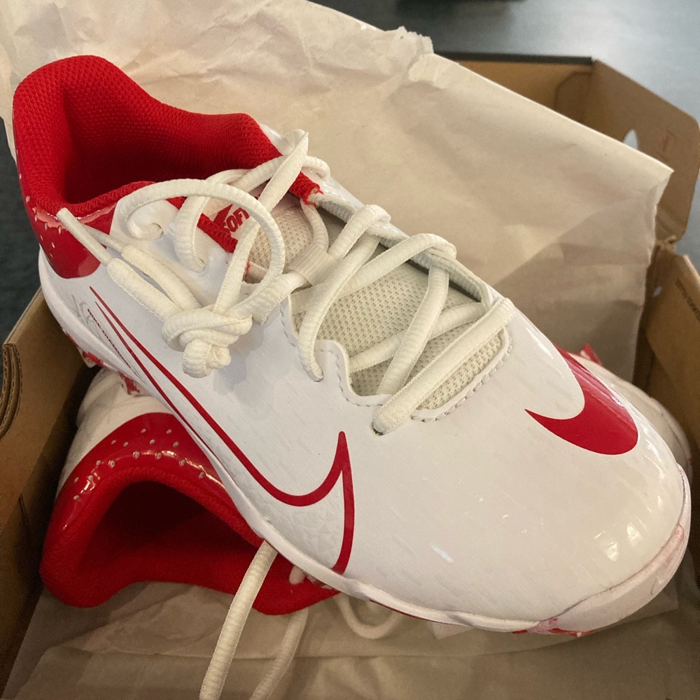 New girls size 3.5 Nike softball cleats.